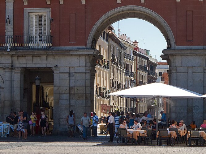 Plaza Mayor Madrid hacia calle Toledo